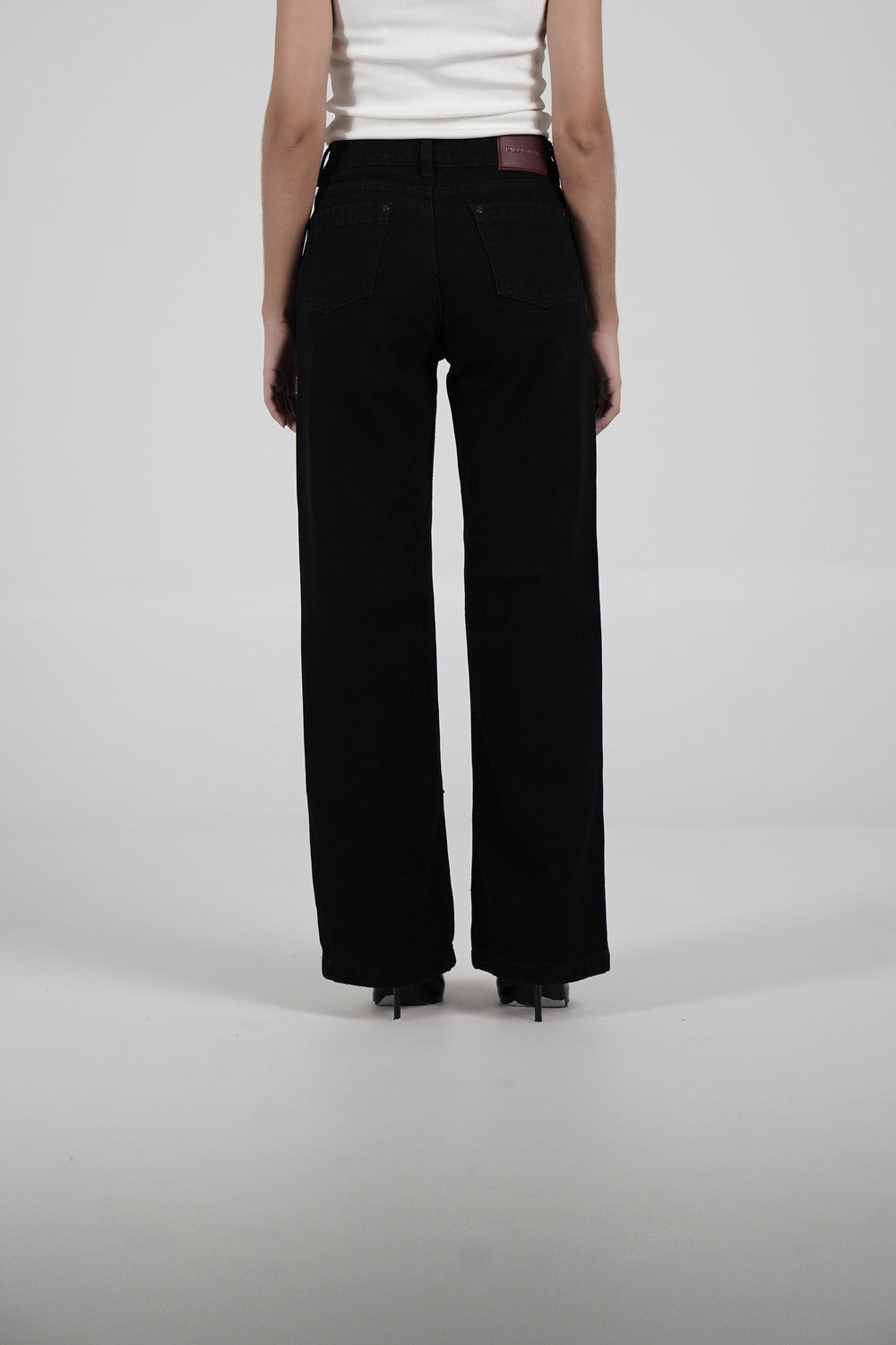 Jean noir à taille croisée