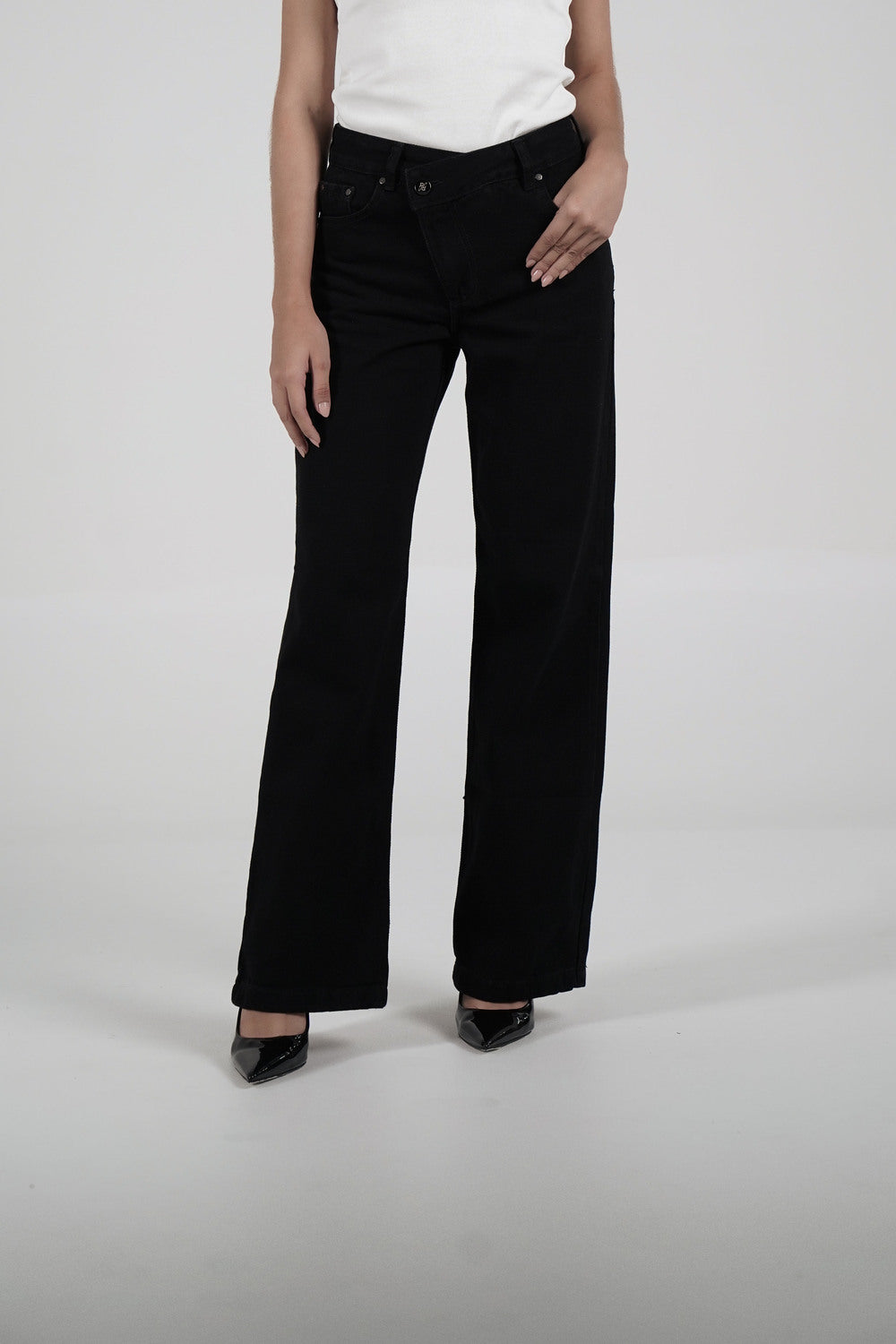 Jean noir à taille croisée